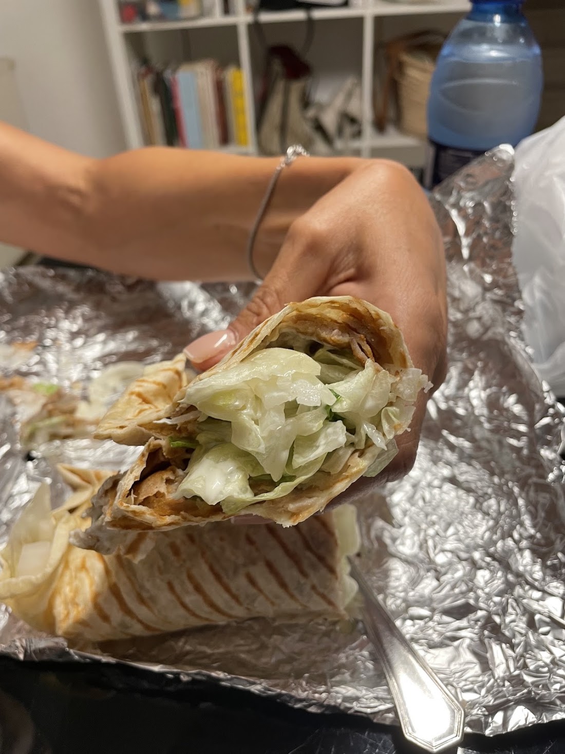 Kebab de carne con lechuga en pan de pita